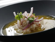 Ceviche de langostinos con leche de tigre de naranja y mango