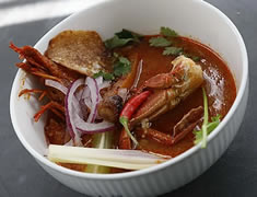 Sopa tom yum de pescados del Cantábrico